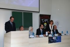 Slávnostné otvorenie konferencie, zľava doc. Radoslav Klamár (Vedúci katedry geografie a aplikovanej geoinformatiky FHPV PU), prof. Jozef Vilček (Katedra geografie a aplikovanej geoinformatiky FHPV PU), prof. Eva Michaeli, (Katedra geografie a aplikovanej geoinformatiky FHPV PU), prof. Martin Boltižiar (prezident SGS pri SAV), prof. Janka Poráčová (dekanka FHPV PU), prof. Marián Reiffers, (Prorektor PU pre vedu, umenie, šport a akreditáciu)