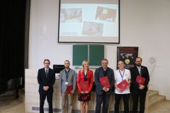 Slávnostné otvorenie konferencie, zľava doc. Radoslav Klamár (Vedúci katedry geografie a aplikovanej geoinformatiky FHPV PU), prof. Jozef Vilček (Katedra geografie a aplikovanej geoinformatiky FHPV PU), prof. Eva Michaeli, (Katedra geografie a aplikovanej geoinformatiky FHPV PU), prof. Martin Boltižiar (prezident SGS pri SAV), prof. Janka Poráčová (dekanka FHPV PU), prof. Marián Reiffers, (Prorektor PU pre vedu, umenie, šport a akreditáciu)