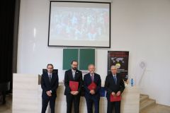 Odovzdávanie Pamätných listov spolupracujúcim osobnostiam, zľava doc. Radoslav Klamár (Vedúci katedry geografie a aplikovanej geoinformatiky FHPV PU), prof. Martin Boltižiar, prof. Vladimír Ira, prof. Florin Žigrai